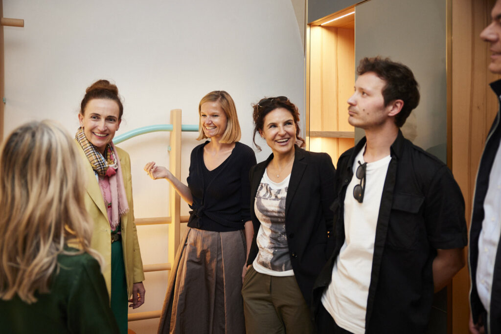 Das Foto zeigt verschiedene Personen beim Besichtigen des Lasserhaus im Rahmen von Lasser Crossing.