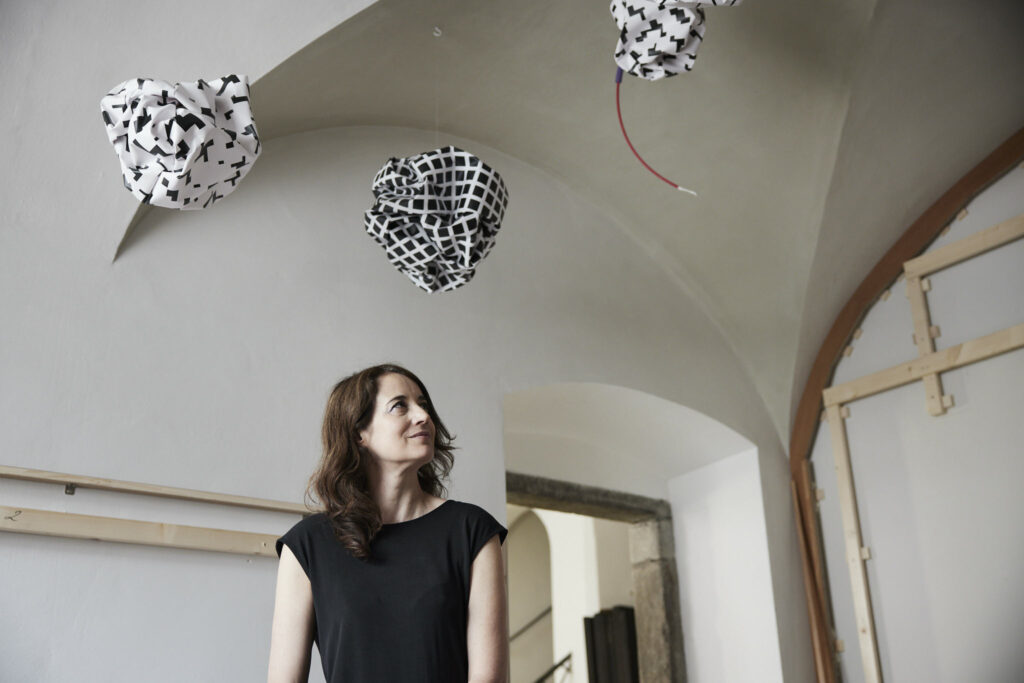 Esther Stocker vor ihrem Kunstwerk "Gedanken und Planeten, 2023"