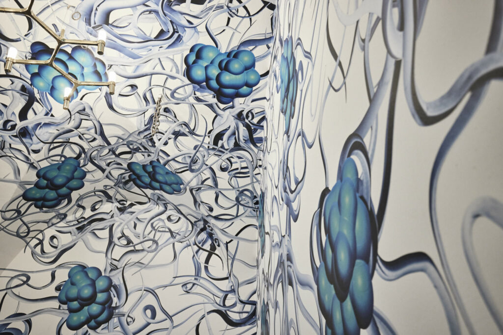 Das Foto zeigt den Weinkeller des Arthotel Lasserhaus 4****s mit dem Kunstwerk "ohne Titel, 2023" des Künstlers Peter Kogler.