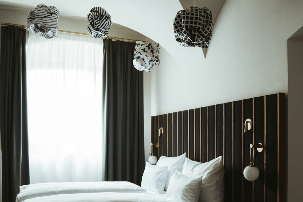 Kunstwerk "Gedanken und Planeten, 2023" von Esther Stocker, in einem der Künstlerzimmer im Erdgeschoss des Arthotel Lasserhaus 4****s in Brixen, Südtirol