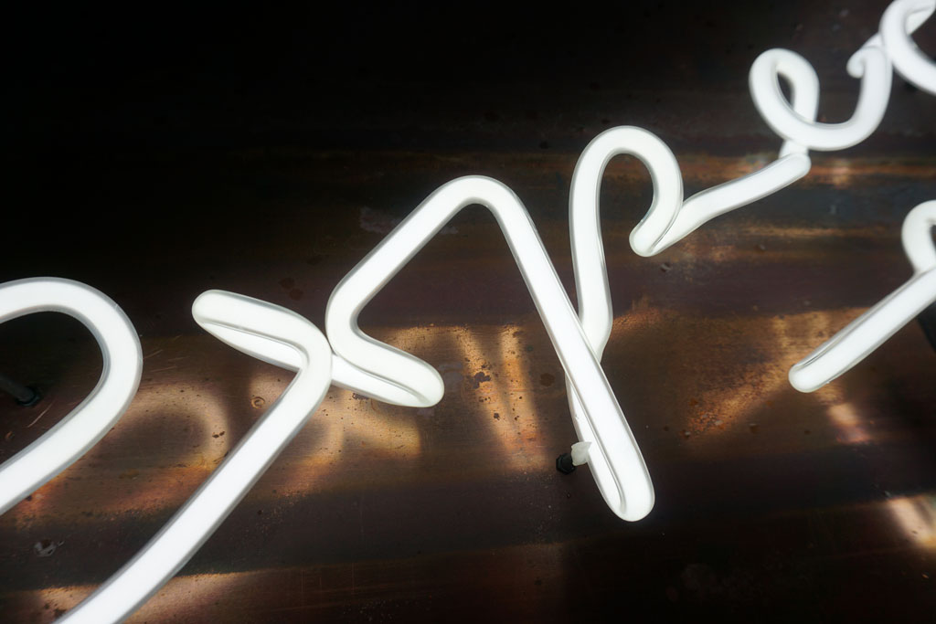 Das Foto zeigt eine Detailaufnahme von Petra Pollis Werk "Expect the Best"