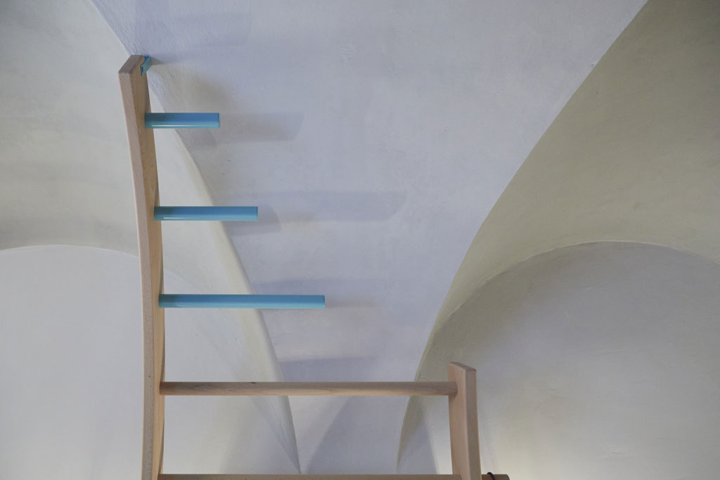 Das Bild zeigt das Kunstwerk "Sprossenwand" welches in einem der Künstlerzimmer im Erdgeschoss des Lasserhaus ausgestellt ist.