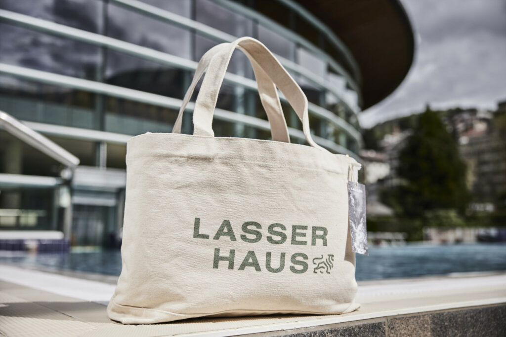 Die Lasserhaus Badetasche aus feinsten Stoffen am Rande des Sole-Beckens im Erlebnisbad Acquarena in Brixen