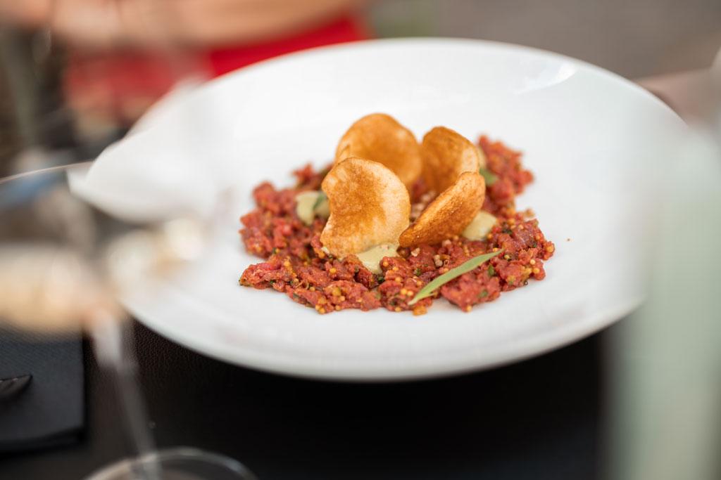 Eine Portion Rindstartar auf einem Teller