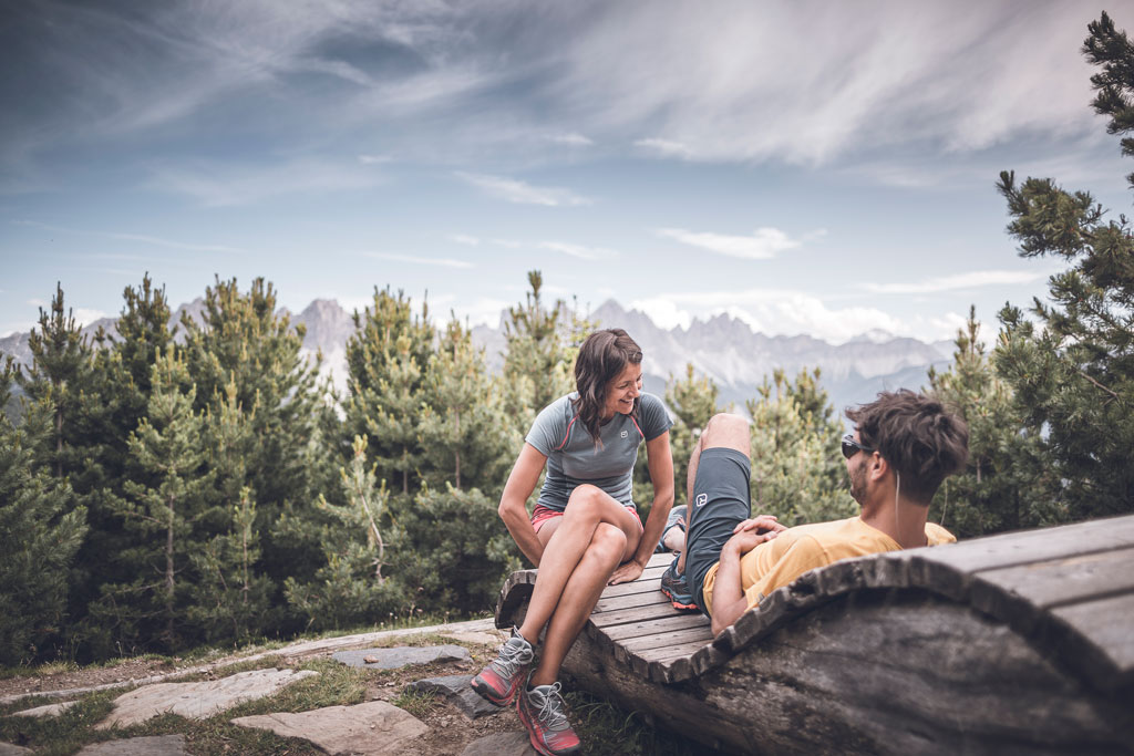Das Bild zeigt eine sportlich gekleidete Frau und einen sportlich bekleideten Mann auf der Plose in Brixen