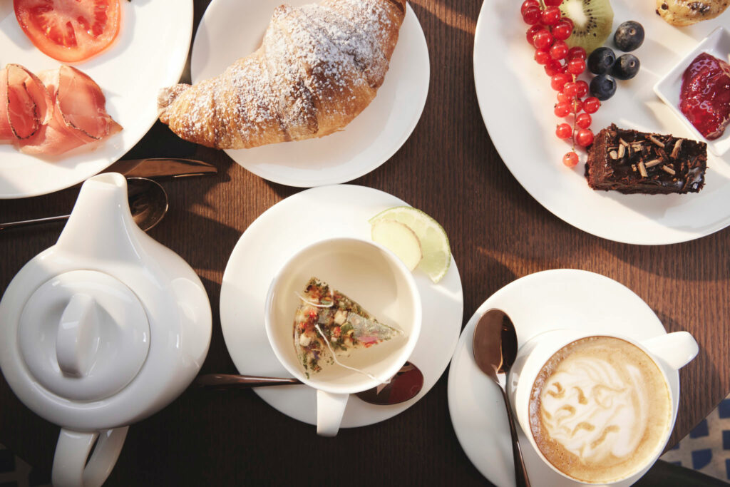 Das Bild zeigt einen gedeckten Frühstückstisch in der Viertel Bar in Brixen