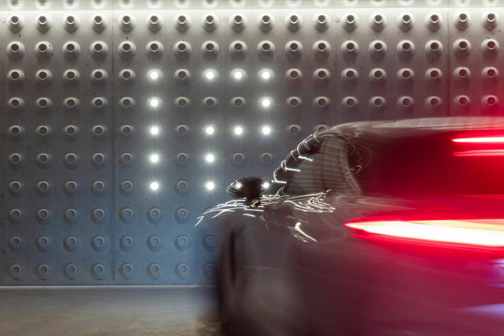 Das Bild zeigt ein geparktes Auto in der Viertelbar. An der Wand ist die aus mehreren Lampen geschriebene Zahl 12 zu sehen.