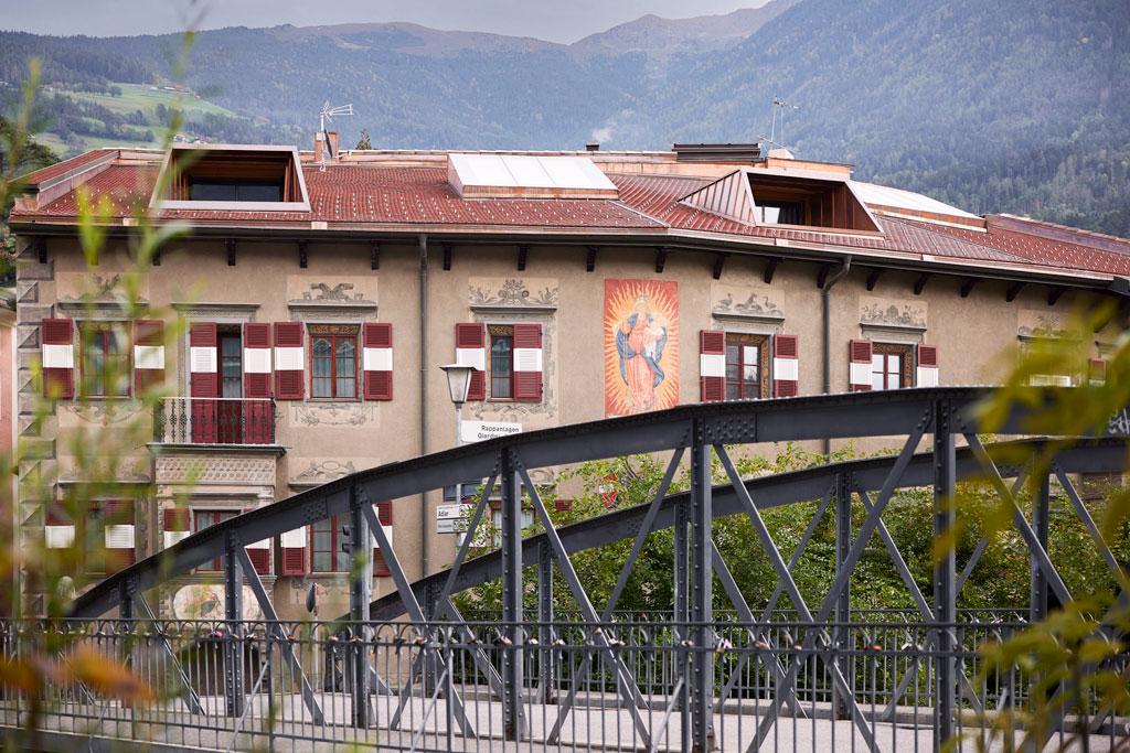 Das Bild zeigt das Arthotel Lasserhaus 4****s in Brixen, Südtirol mit der Adlerbrücke im Vordergrund