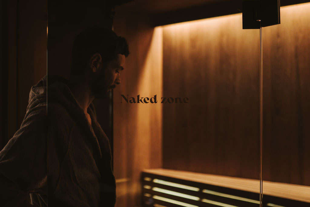 Eine Person betritt die Sauna im Arthotel Lasserhaus 4****s in Brixen, Südtirol