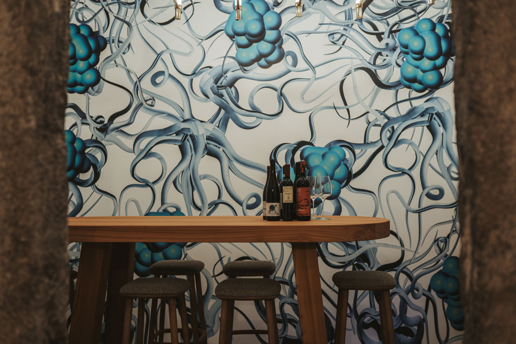 Der von Peter Kogler gestaltete Weinkeller im Arthotel Lasserhaus 4****s in Brixen, Südtirol